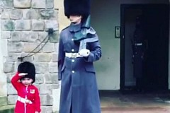 Un petit garçon fait craquer un soldat de la Garde royale britannique